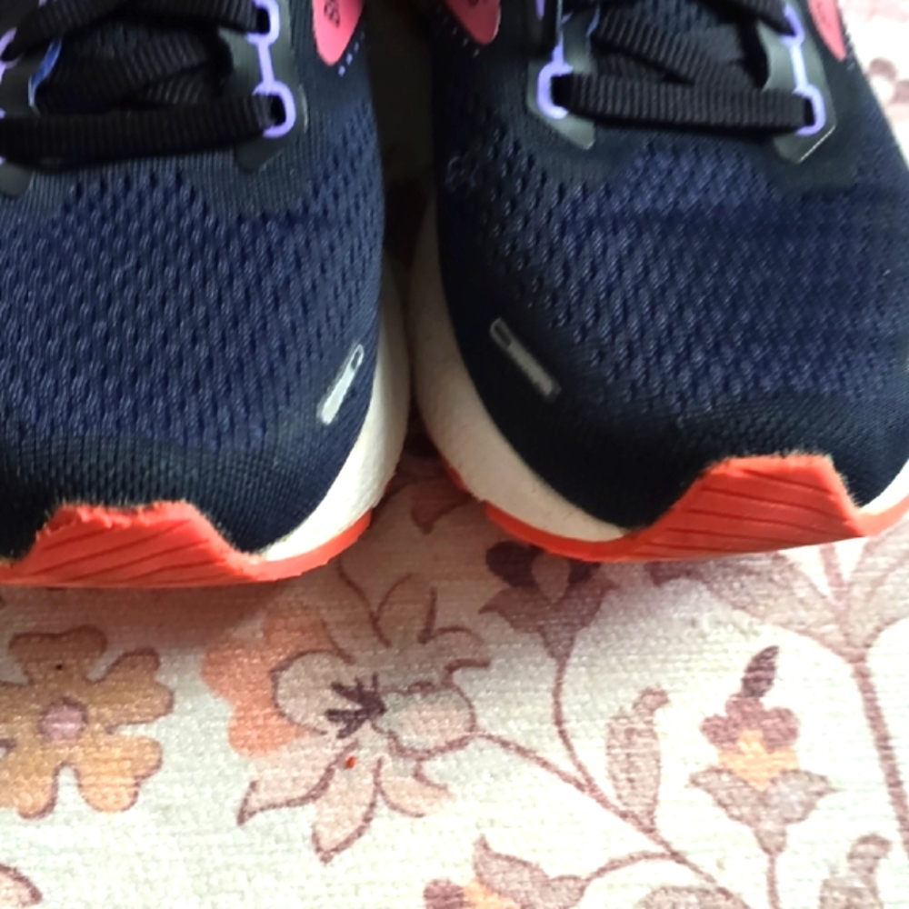 Brooks Navy and Pink Size 8 GUC - Picture 4 of 8